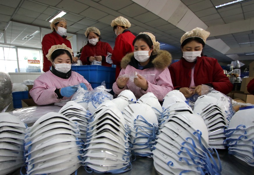 epaselect epa08153264 Workers manufacture protective face masks in a factory, as face mask stocks run low amid the outbreak of coronavirus, in Handan, Hebei Province, China, 23 January 2020. The outbr ...