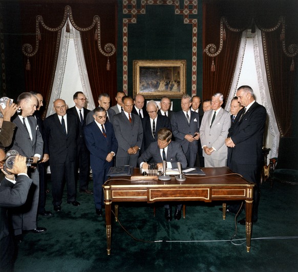 Der Louis-XVI-Schreibtisch, auf dem Kennedy am&nbsp;7. Oktober 1963&nbsp;das Atomteststopp-Abkommen unterschrieb.