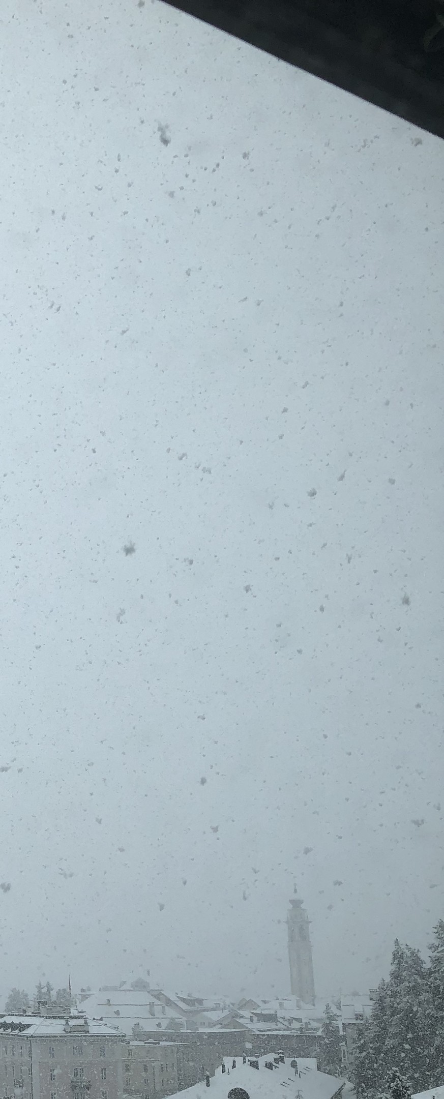 tel: 0764821154
email: Hinand@hispeed.ch
Aufgenommen heute morgen in Samedan, der erste Schnee in diesem Herbst. 

Von: Andrin Hinder