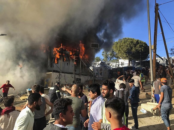 Ein Brand in einem Flüchtlingscamp auf der griechischen Insel Lesbos hat Proteste ausgelöst.