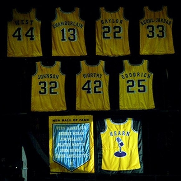 Hearn ist neben anderen Lakers-Legenden unter dem Hallendach verewigt und 2003 wurde er in die Hall of Fame der NBA aufgenommen.