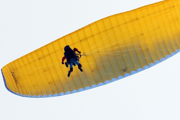 Ein Tamdem Gleitschirmflieger am Sonntag 28.Mai 2012 auf dem Haldigrat oberhalb von Wolfenschiessen im Kanton Nidwalden auf ueber 1930 Meter ueber Meer. (KEYSTONE/Urs Flueeler)
