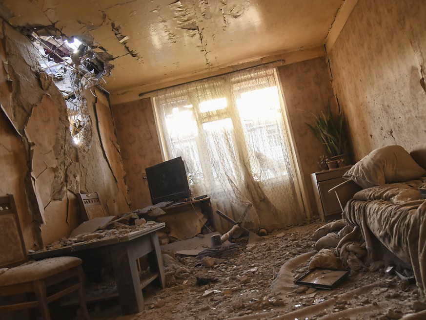 dpatopbilder - Schaden in einer Wohnung eines Wohngebietes nach Beschuss. Bodentruppen Aserbaidschans haben am 03.10.200 nach Darstellung der armenischen F