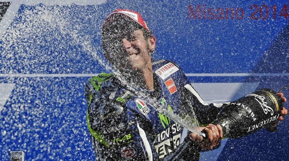 Rossi verspritzt Champagner – er weiss längst, wie das geht.