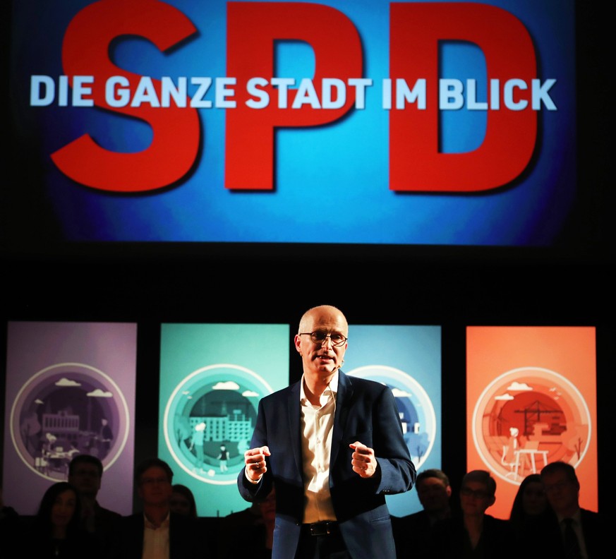 epa08112761 The leading candidate of the German Social Democratic Party (SPD) for the state elections in Hamburg and First Mayor, Peter Tschentscher (C), speaks during the campaign start of the SPD in ...