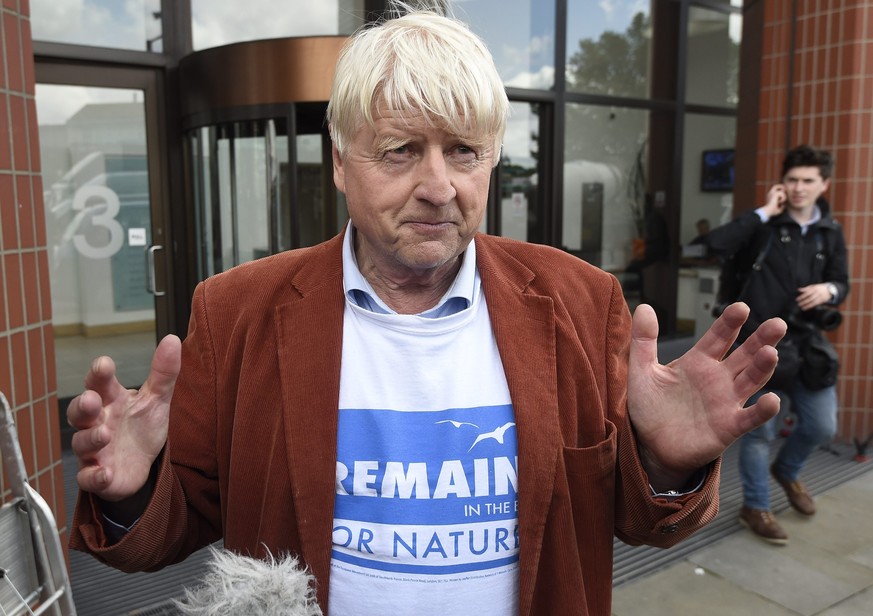 epa05387741 Stanley Johnson, father of Boris Johnson stands outside the headquarters of the &#039;Vote leave&#039; campaign wearing a Remain in the EU T-Shirt in central London, Britain, 24 June 2016. ...