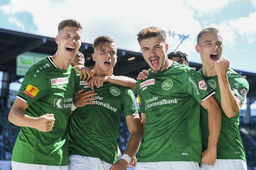 St. Gallen bejubelt das 2-0 durch Ermedin Demirovic, zweiter von links, im Fussball Super League Spiel zwischen dem FC St. Gallen und dem FC Sion, am Sonntag, 5. Juli 2020, im Kybunpark in St. Gallen. ...