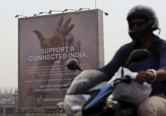 Ein Werbeplakat für die Facebook-App «Free Basics» in Mumbai.