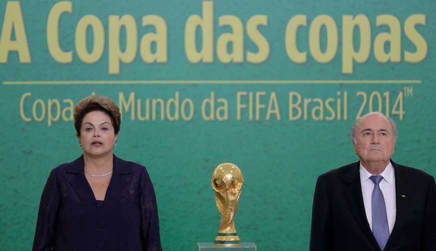 Dilma Rousseff vor der WM mit FIFA-Präsident Sepp Blatter und dem WM-Pokal.