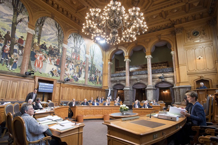 Blick in den Saal des Staenderats mit Bundesraetin Simonetta Sommaruga, rechts, an der Herbstsession der Eidgenoessischen Raete, am Montag, 18. September 2017 im Staenderat in Bern. (KEYSTONE/Anthony  ...