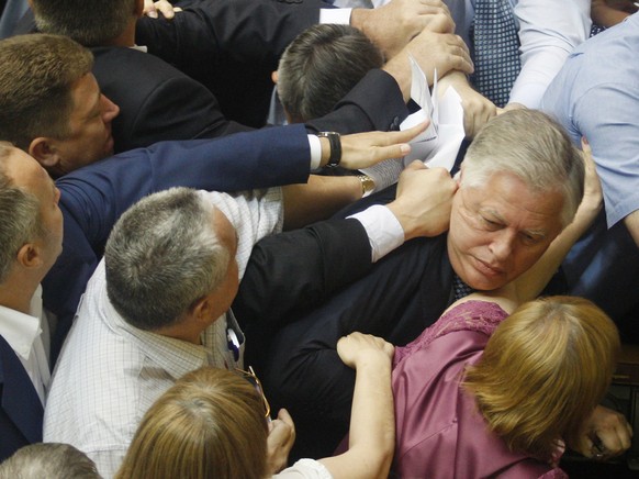 Im Parlament: Abgeordnete der rechtsnationalen Swoboda prügeln sich mit den Kommunisten.