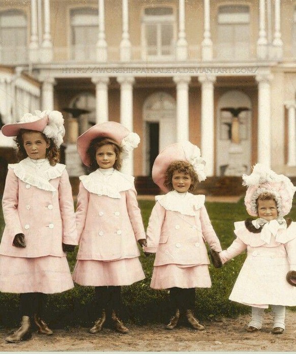 Die Grossfürstinnen von Russland, die Töchter des letzten Zaren Nikolaus II.: Olga, Tatjana, Marija und Anastasia, 1902.