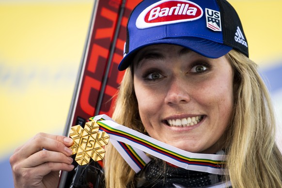 epa09014731 Gold medalist Mikaela Shiffrin of the US poses during the podium ceremony of the Women&#039;s Combined event at the FIS Alpine Skiing World Championships in Cortina d&#039;Ampezzo, Italy,  ...