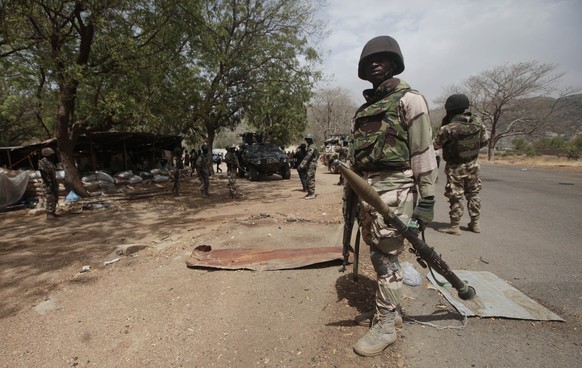 Mitglieder der nigerianischen Armee kontrollieren die Strasse.