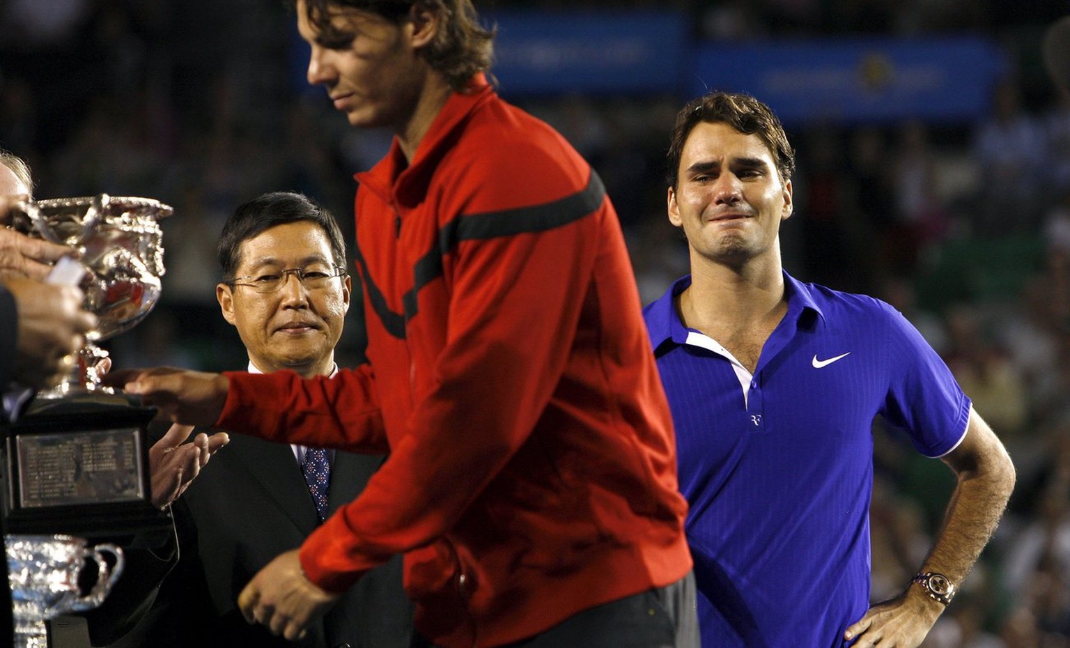 epa01621208 Swiss Roger Federer (R) looks at Spanish player Rafael Nadal receiving the winner&#039;s trophy after the men&#039;s final match at the Australian Open tennis tournament in Melbourne, 01 F ...