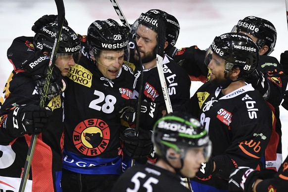 Berns Spieler feiern ihren Treffer zum 2:1 in der Verlaengerung im Eishockey National League A Spiel zwischen dem SC Bern und dem HC Davos, am Freitag, 25. November 2016, in der PostFinance Arena in B ...