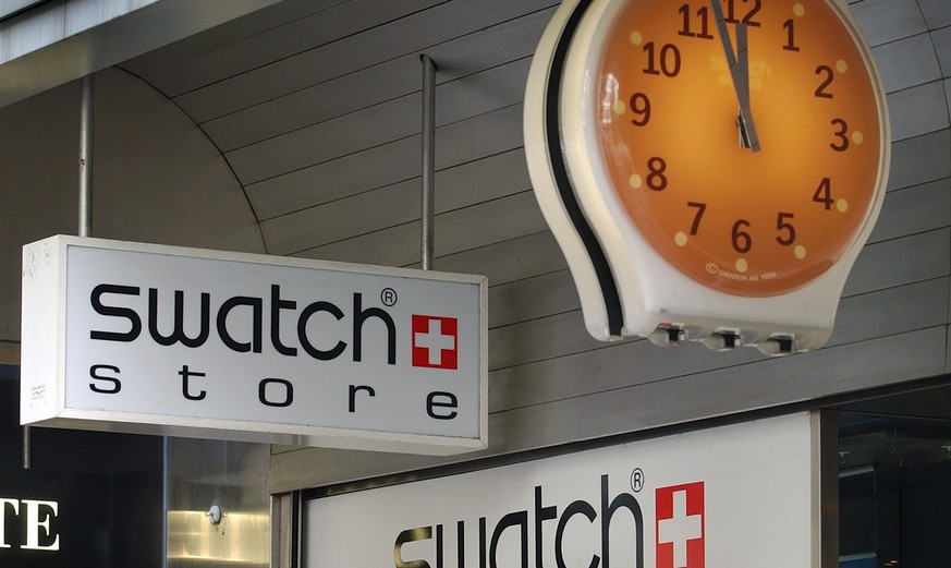 ARCHIV - Eine Filiale des Uhrenherstellers Swatch an der Zuercher Bahnhofstrasse, aufgenommen am Mittwoch, 21. August 2002. - Der weltgroesste Uhrenkonzern Swatch hat 2014 deutlich weniger verdient. D ...
