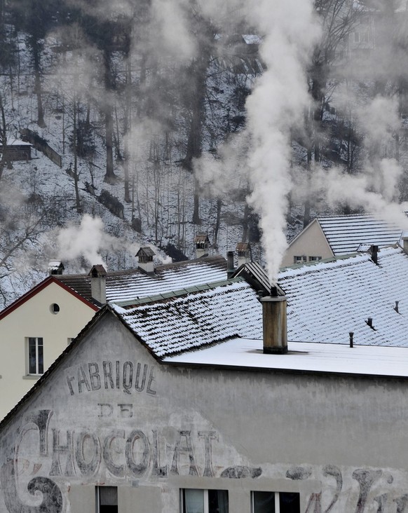 Rauch steigt aus Schornsteinen hoch, am Montag 6. Februar 2012, in Bern. (KEYSTONE/Peter Schneider)