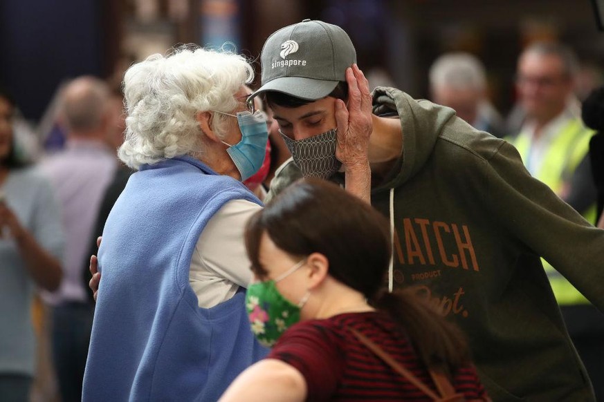 AUCKLAND, NEW ZEALAND - APRIL 19: Loved ones are greeted off the second quarantine free trans-Tasman flight, a Qantas flight from Melbourne to Auckland on April 19, 2021 in Auckland, New Zealand. The  ...