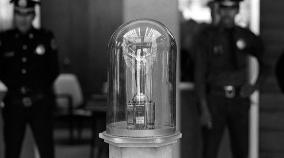 Bildnummer: 01432593 Datum: 01.03.1970 Copyright: imago/Sven Simon
Der Coupe Jules Rimet ist in einer Glasglocke in der Bank von Leon ausgestellt; Vneg, Vsw, quer, Freisteller, Pokal, Weltmeisterpoka ...