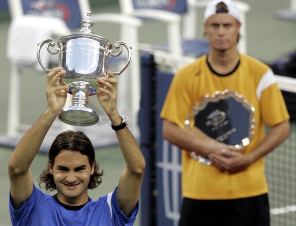 Roger Federer besiegt im US-Open-Final 2004 Lleyton Hewitt mit 6:0, 7:6, 6:0.