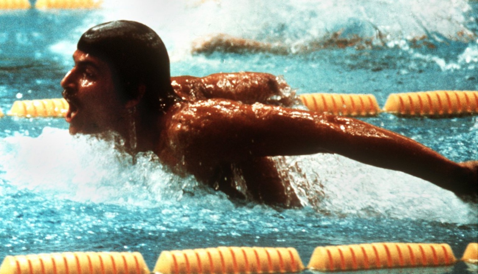 Der US-amerikanische Schwimmer Mark Spitz auf dem Weg zum Sieg im Finale ueber 200 Meter Delphin, aufgenommen bei den Olympischen Sommerspielen in Muenchen im Juli 1972. Allein in Muenchen gewann Spit ...