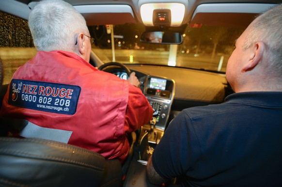 Ein Nez-Rouge-Mitarbeiter im Einsatz (gestellte Szene) in Duebendorf, aufgenommen am Freitag, 19. Dezember 2014. &quot;Nez Rouge&quot; ist eine nationale Praeventions - und Sensibilisierungskampagne z ...
