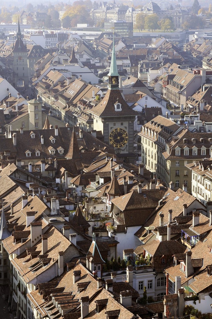 Blick vom Turm des Muensters auf die Altstadt von Bern mit dem Zytglogge Turm, am Dienstag, 1. November 2011 in Bern. (KEYSTONE/Peter Klaunzer)