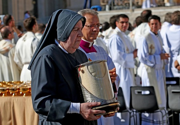 Eine Nonne trug die Asche von Paul VI.