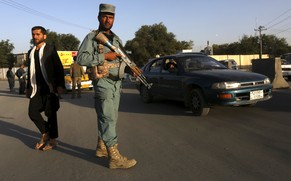 Nach einer Entführung in Kabul kontrolliert ein afghanischer Polizist an einem Checkpoint vorbeifahrende Autos