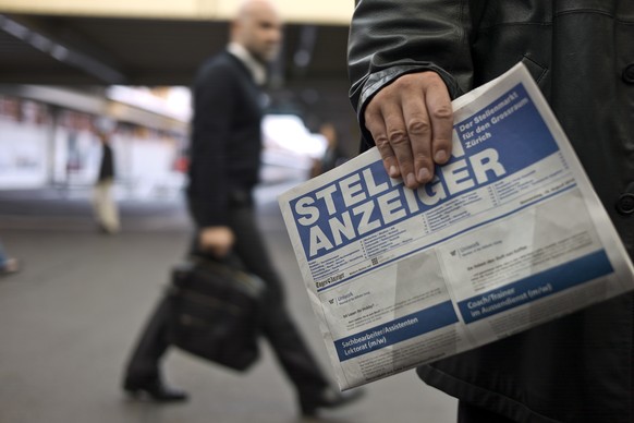 ARCHIV - Ein Arbeitsloser liest am 20. August 2010 am Hauptbahnhof in Zuerich den Stellenanzeiger. - Die Arbeitslosenquote in der Schweiz ist im Oktober auf 3,1 Prozent gestiegen. Im September lag sie ...