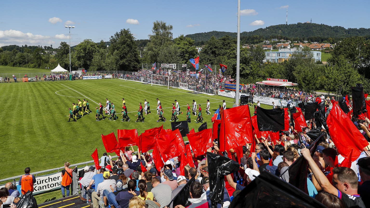 Einlauf der beiden Mannschaften vor dem Uetliberg, waehrend dem Schweizer Cup Fussballspiel zwischen dem FC Wettswil-Bonstetten und dem FC Basel, im Stadion Moos, am Sonntag 13. August 2017, in Wettsw ...