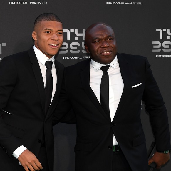 epa07044012 French international Kylian Mbappe (L) and his father Wilfried Mbappe arrive for the Best FIFA Football Awards 2018 in London, Great Britain, 24 September 2018. EPA/FACUNDO ARRIZABALAGA