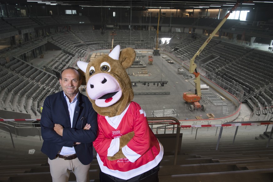 ARCHIVBILD ZUR MELDUNG, DASS AUCH 2021 KEINE EISHOCKEY WM IN DER SCHWEIZ STATTFINDEN WIRD - Cooly, the official mascot of the 2020 IIHF Ice Hockey World Championship poses with Gian Gilli, left, Gener ...