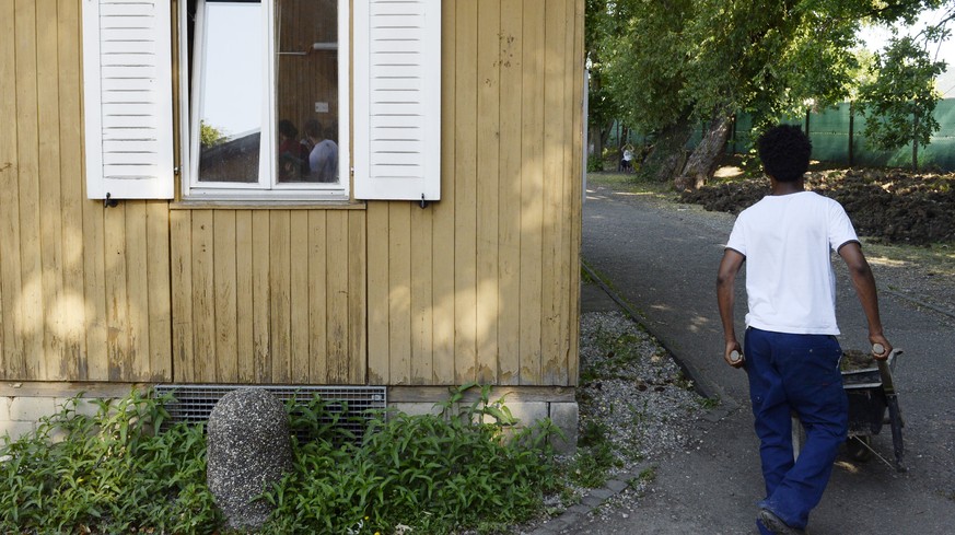Ein Mann schiebt einen Schubkarren im Asylzentrum Juch in Zürich – Ende September sind 17'710 Asylgesuche hängig.