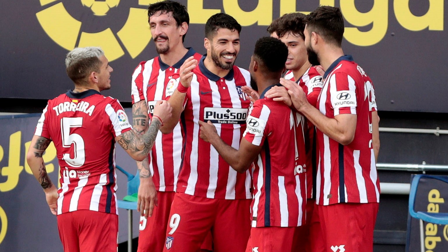epa08977858 Atletico Madrid&#039;s striker Luis Suarez (C) celebrates with teammates after scoring the 0-1 goal during the Spanish LaLiga soccer match between Cadiz CF and Atletico Madrid held at Ramo ...
