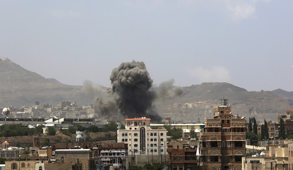 Eine Rauchsäule steigt nach einem saudischen Luftangriff über der jemenitischen Hauptstadt Sanaa auf: Bombardements der saudischen Luftwaffe forderten Hunderte zivile Opfer.