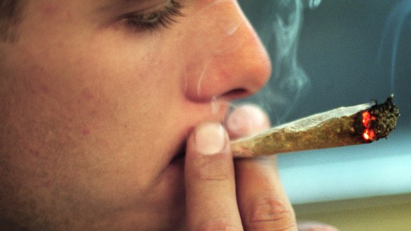 Ein Jugendlicher raucht auf einer Zugfahrt einen Joint, aufgenommen am 26. August 2003. (KEYSTONE/Martin Ruetschi) === , === : Film]