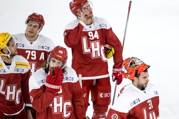 Deception des joueurs lausannois et du gardien Sandro Zurkirchen, droite, lors de la rencontre du championnat suisse de hockey sur glace de National League entre le Lausanne Hockey Club, LHC, et le SC ...