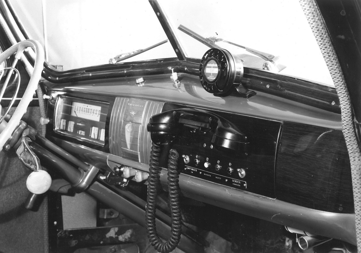 Mit dem 1949 eingeführtem System Radiovox der Firma Autophon lässt sich vom Auto aus telefonieren. Aufnahme aus den 1950er Jahren.