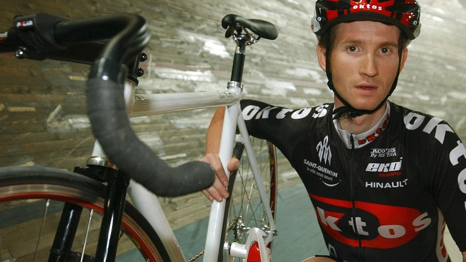 Der Schweizer Radrennfahrer Jean Nuttli aus Kriens, LU, posiert am Mittwoch, 2. Oktober 2002 in Genf nach seinem Training auf der Bahn. Nuttli, 28, der 1996 in fuenf Monaten von 125 auf 70 Kilogramm a ...