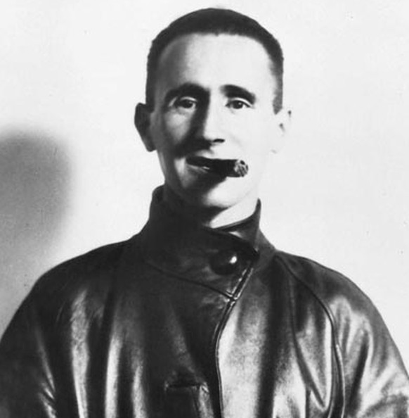 Der deutsche Autor und Begründer des epischen Theaters: Bertolt Brecht (1898–1956).