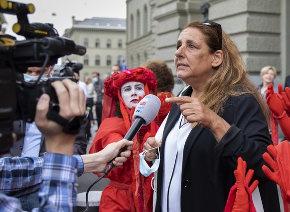 Jacqueline Badran, Nationalraetin SP-ZH, umringt von Klimaaktivisten, gibt ein Interview waehrend der Aktionswoche Rise up for Change auf dem Bundesplatz, am Dienstag, 22. September 2020, in Bern. Die ...