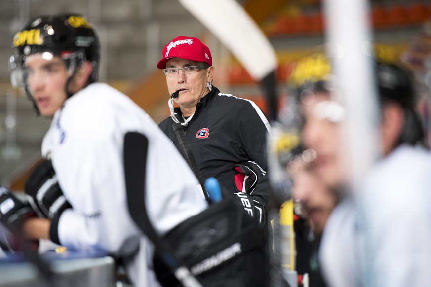 Larry Huras, le nouvel entraineur du HC Fribourg-Gotteron, centre, regarde des joueurs lors d&#039;un entrainement avec sa nouvelle equipe, ce lundi, 26 septembre 2016, a la patinoire BCF Arena. Larry ...