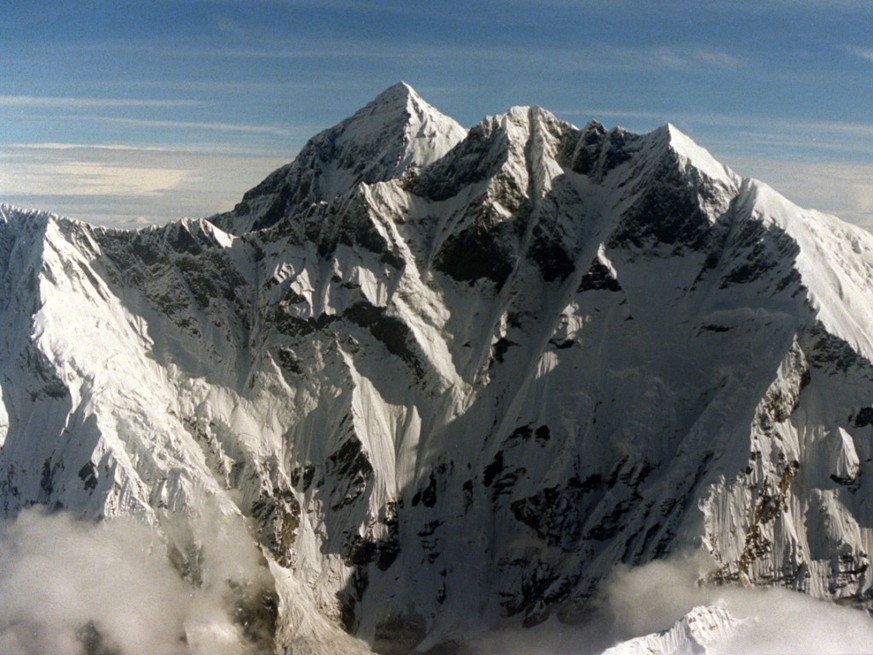 Forschende fanden winzige Teilchen aus Kunststoff einige hundert Meter unterhalb des Gipfels des Mount Everest, dem Dach der Welt. (Archivbild)