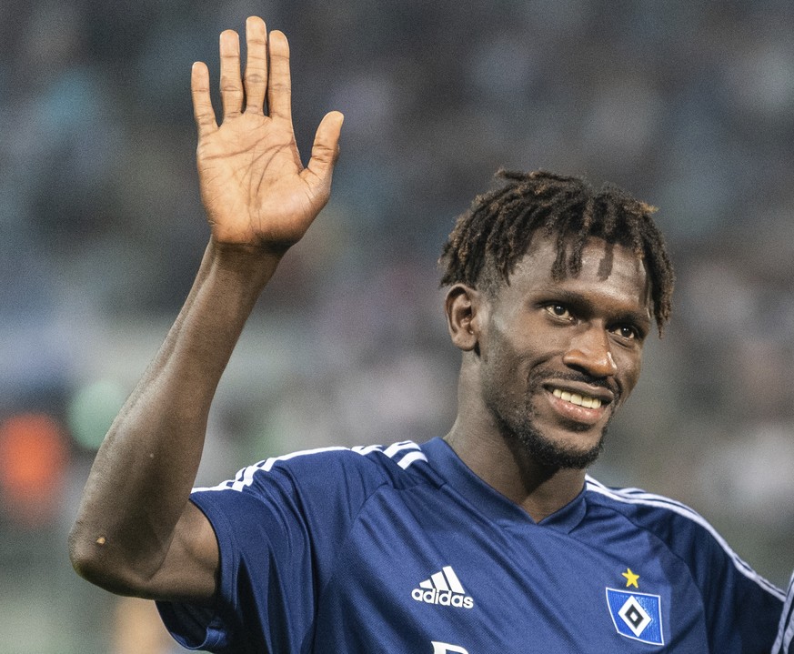 FILE - In this Aug. 11, 2019 file photo Hamurg&#039;s Bakery Jatta waves to fans after a match of Chemnitz against Hamburg in Chemnitz, Germany. Hamburger SV has reinforced its support for midfielder  ...