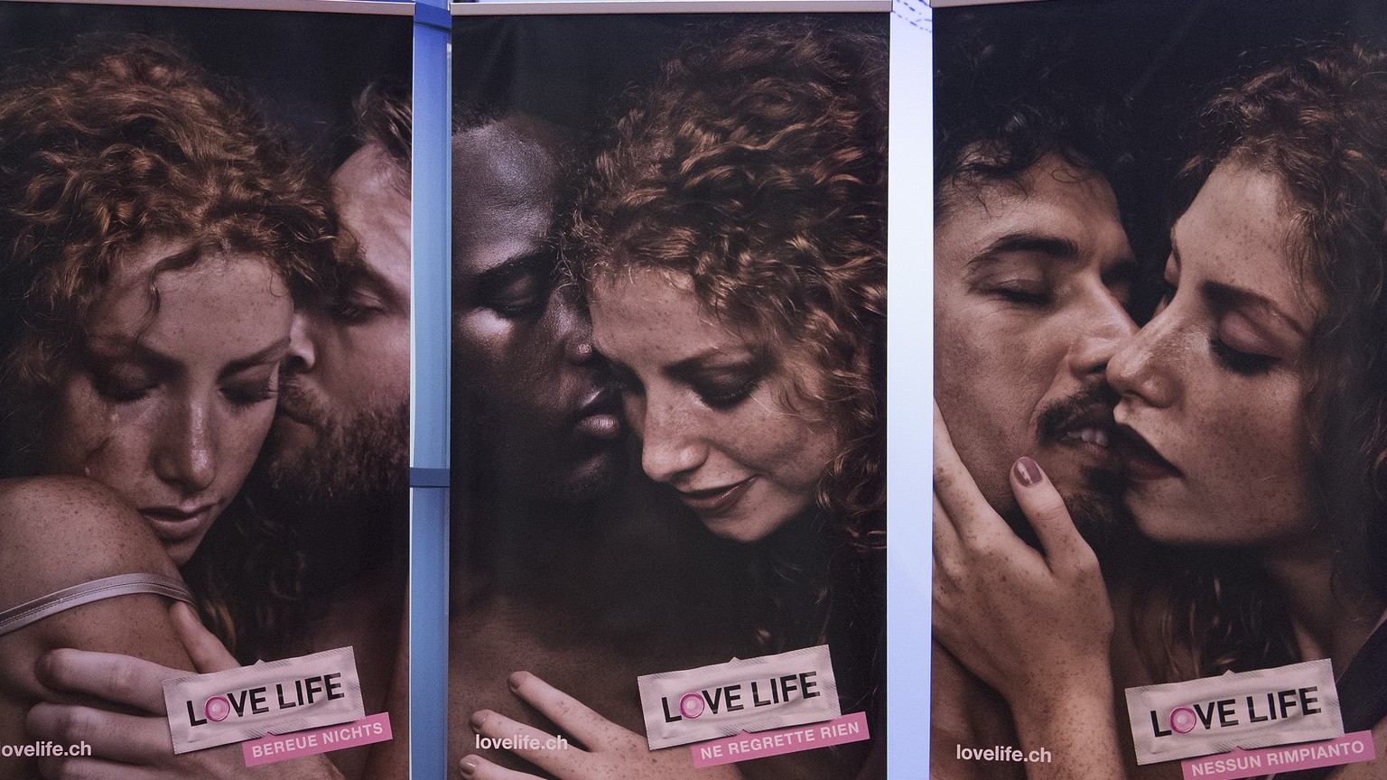 Die Plakate der neuen &quot;LOVE-LIFE&quot;-Kampagne des Bundes, am Freitag, 11. November 2016, in Bern. &quot;Partner wechselt. Safer Sex bleibt&quot;: Mit diesem Slogan will das Bundesamt für Gesund ...