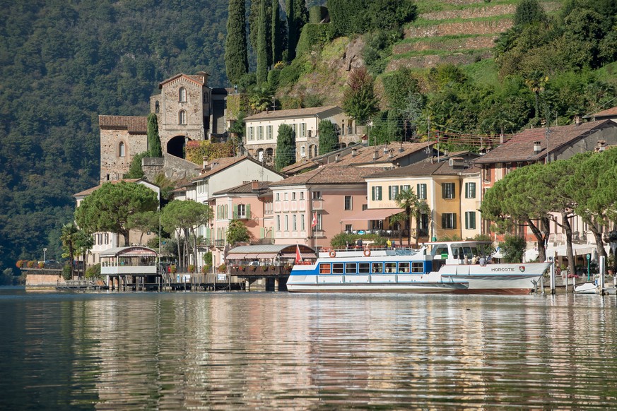 Blick vom Lago di Lugano auf das Tessiner Dorf Morcote, aufgenommen am Mittwoch, 5. Oktober 2016. Morcote gewinnt die Wahl zum &#039;&#039;schoensten Dorf der Schweiz&#039;&#039;, eine Wahl, die von d ...