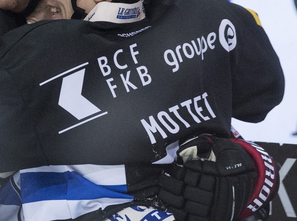 Fribourgs Michal Birner, Jim Slater und Killian Mottet, von links, feiern den Treffer zum 4:2 im Eishockey Meisterschaftsspiel der National League zwischen dem HC Fribourg-Gotteron und den SCL Tigers, ...