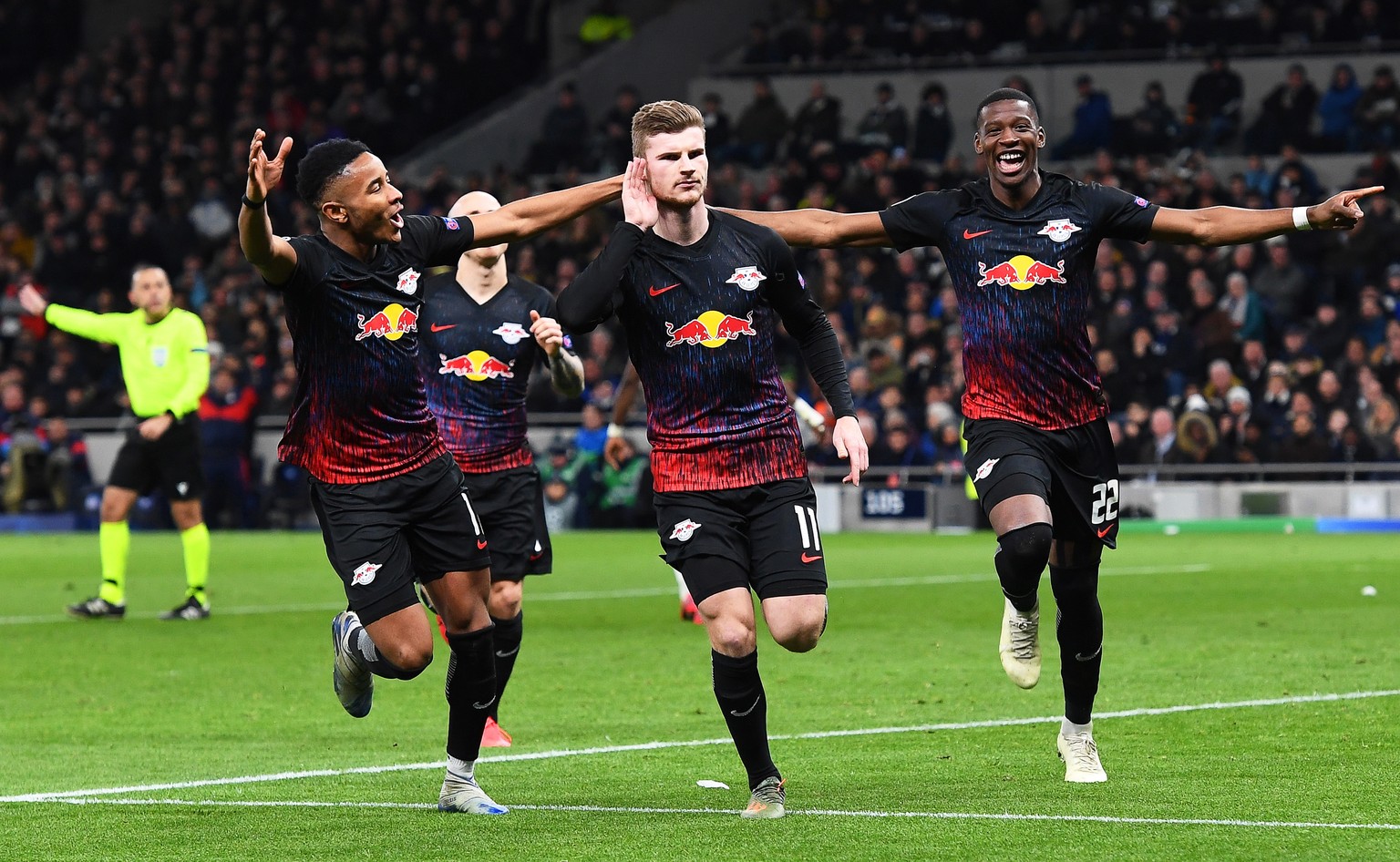 epa08229237 Timo Werner (C) of Leipzig celebrates with teammates after scoring the 1-0 lead from the penalty spot during the UEFA Champions League round of 16, first leg soccer match between Tottenham ...